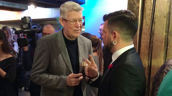 Экс-президент Валдис Затлерс (слева) и Интарс Бусулис на презентации нового альбома Nākamā pietura Экс-президент Валдис Затлерс (слева) и Интарс Бусулис на презентации нового альбома Nākamā pietura - Sputnik Латвия