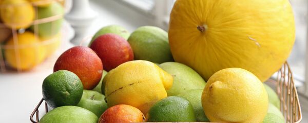 Фрукты в корзинке - Sputnik Latvija