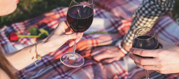 Молодые люди с бокалами вина Молодые люди с бокалами вина - Sputnik Latvija