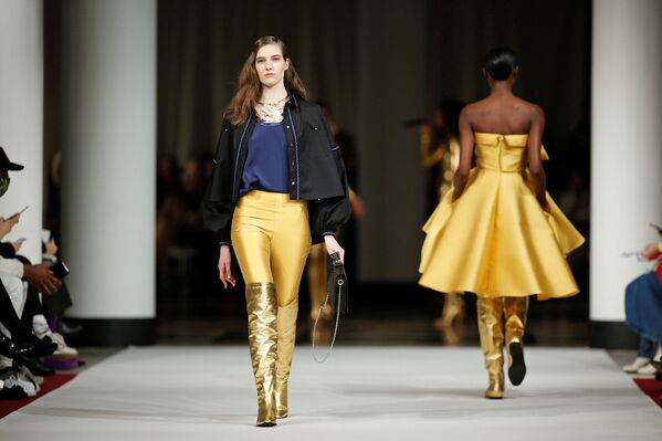 Показ коллекции дизайнера из Франции Alexis Mabille на Неделе моды в Париже - Sputnik Латвия