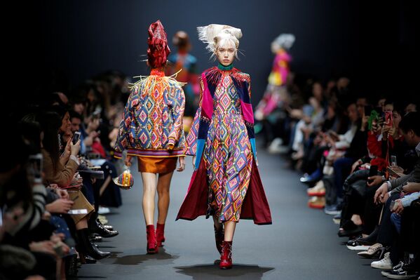 Показ коллекции дизайнера из Индии Manish Arora на Неделе моды в Париже - Sputnik Латвия