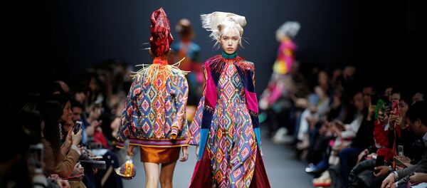 Показ коллекции дизайнера из Индии Manish Arora на Неделе моды в Париже - Sputnik Латвия