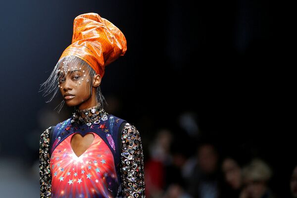 Показ коллекции дизайнера из Индии Manish Arora на Неделе моды в Париже - Sputnik Латвия