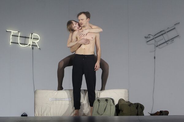 Сцена из спектакля Ближний город Сцена из спектакля Ближний город - Sputnik Латвия