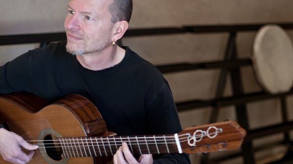 Композитор и гитарист Оттмар Либерт Композитор и гитарист Оттмар Либерт - Sputnik Латвия