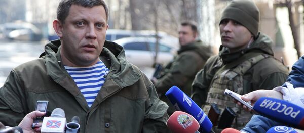 Глава Донецкой народной республики Александр Захарченко (слева) отвечает на вопросы журналистов Глава Донецкой народной республики Александр Захарченко (слева) отвечает на вопросы журналистов - Sputnik Латвия