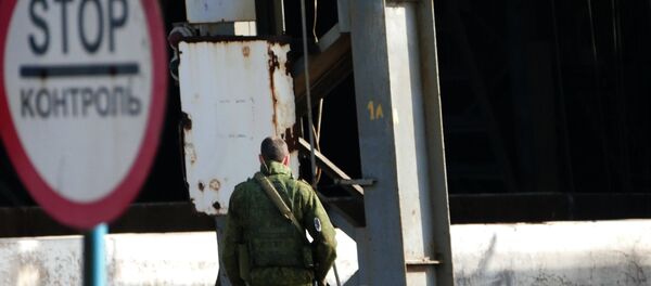 Военнослужащий Донецкой народной республики (ДНР) на территории Юзовского металлургического завода в Донецке Военнослужащий Донецкой народной республики (ДНР) на территории Юзовского металлургического завода в Донецке - Sputnik Латвия