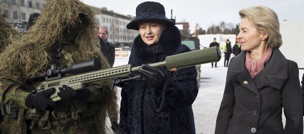 Министр обороны Германии Урсула фон дер Ляйен и президент Литвы Даля Грибаускайте во время посещения батальона НАТО в Рукле - Sputnik Латвия