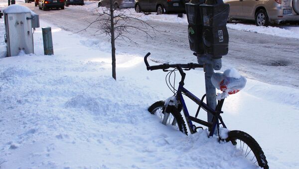 Занесенный снегом велосипед - Sputnik Латвия
