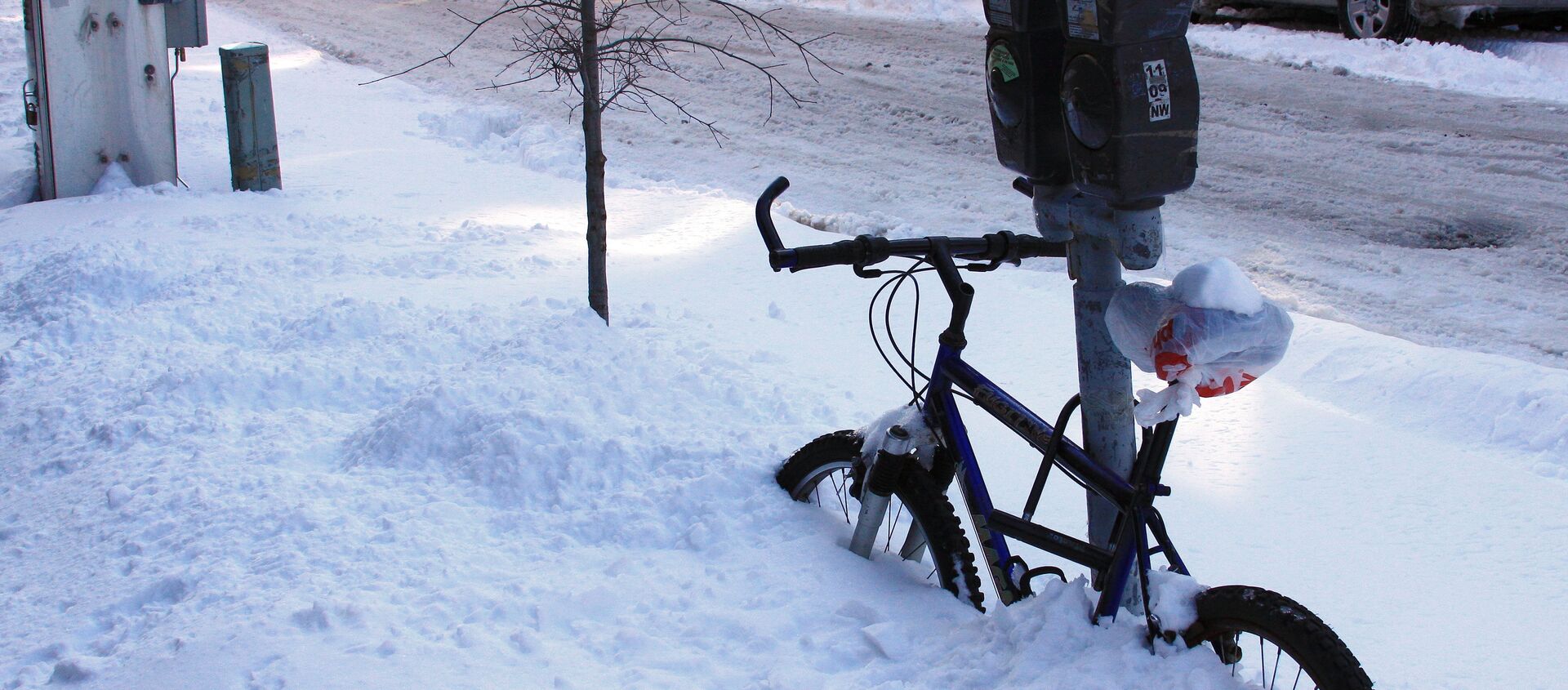 Занесенный снегом велосипед - Sputnik Латвия, 1920, 02.02.2021