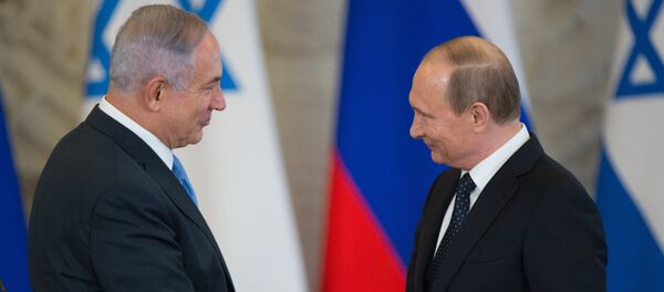 Президент России Владимир Путин (справа) и премьер-министр Израиля Биньямин Нетаньяху во время совместной пресс-конференции - Sputnik Латвия