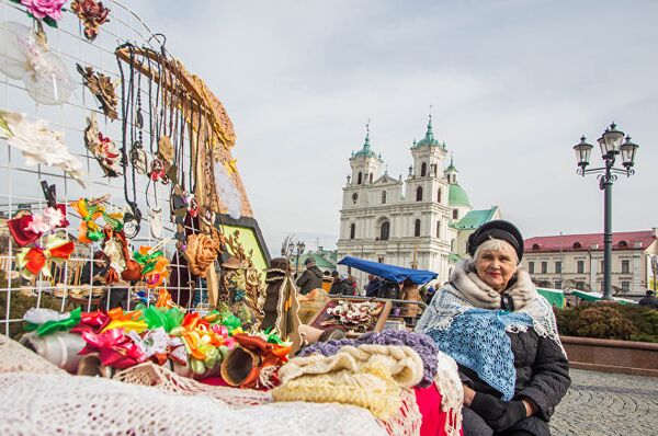 В этом году ремесленников собралось так много, что они заняли практически всю площадь Советскую - Sputnik Латвия