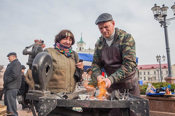 Кузнецы весь день не только продавали, но и стояли возле огня и показывали мастер-классы - Sputnik Латвия