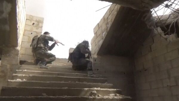 Сирийские военные обстреливали позиции боевиков в Восточной Гуте близ Дамаска - Sputnik Латвия