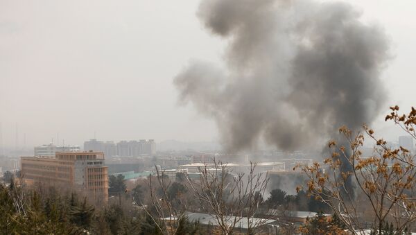 Столб дыма поднимается около полицейского штаба после подрыва смертника в афганском Кабуле 8 марта 2017 года - Sputnik Латвия