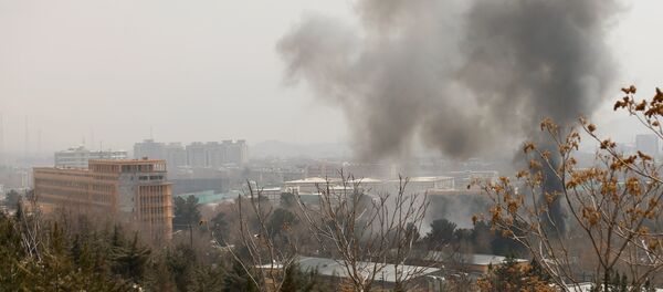 Столб дыма поднимается около полицейского штаба после подрыва смертника в афганском Кабуле 8 марта 2017 года - Sputnik Латвия