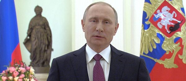 Владимир Путин поздравил российских женщин с 8 марта - Sputnik Латвия