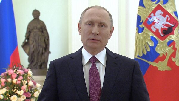 Владимир Путин поздравил российских женщин с 8 марта - Sputnik Латвия