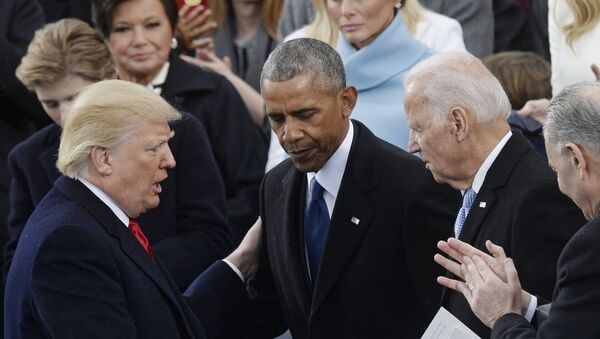 Президент США Дональд Трамп и бывший президент США Барак Обама на инаугурации - Sputnik Latvija