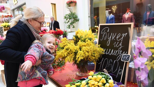 Посетители на Весеннем цветочном базаре в Петровском Пассаже - Sputnik Латвия