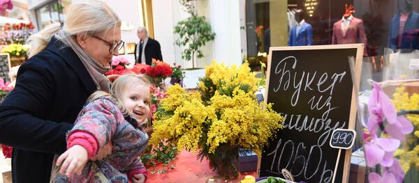 Apmeklētāji Pavasara ziedu tirdziņā - Sputnik Latvija