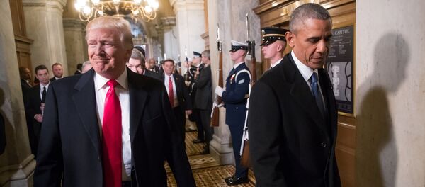 Дональд Трамп и Барак Обама на инаугурации 45-го президента Америки - Sputnik Latvija