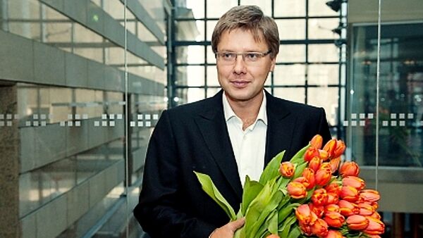 Мэр Риги Нил Ушаков с цветами - Sputnik Латвия