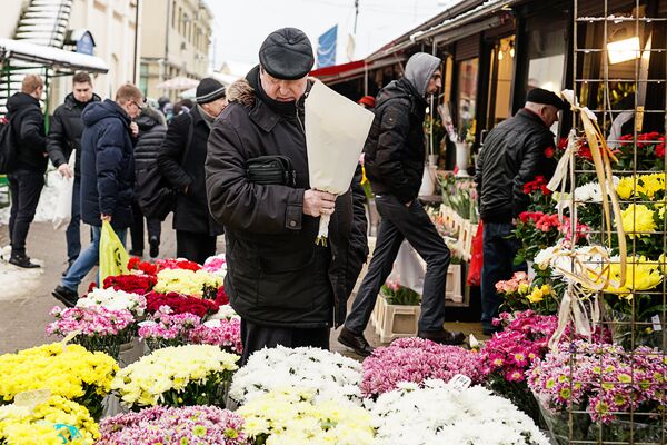 Мужчина выбирает цветы на Центральном рынке - Sputnik Латвия