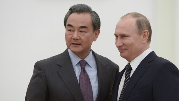 Президент России Владимир Путин и министр иностранных дел Китая Ван И во время встречи в Кремле - Sputnik Латвия