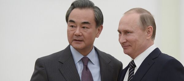 Президент России Владимир Путин и министр иностранных дел Китая Ван И во время встречи в Кремле - Sputnik Латвия