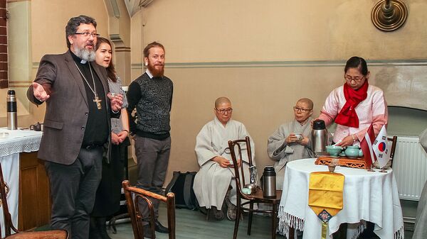 Чайный пастор Павел Левушкан (слева) на чайной церемонии Чайный пастор Павел Левушкан (слева) на чайной церемонии - Sputnik Латвия