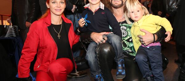 Певец Никита Джигурда с супругой фигуристкой Мариной Анисиной и их детьми - Sputnik Латвия