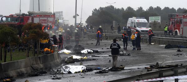 Пожарные работают на месте крушения вертолета в Стамбуле 10 марта 2017 года Пожарные работают на месте крушения вертолета в Стамбуле 10 марта 2017 года - Sputnik Латвия