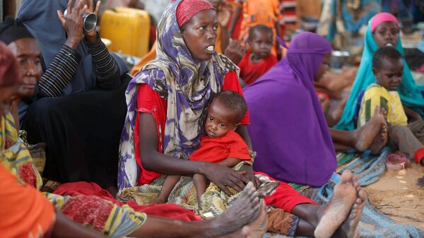 Женщины с детьми в лагере в столице Сомали городе Могадишо - Sputnik Латвия