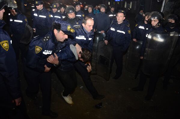 Сотрудники полиции задерживают одного из участников уличных беспорядков в курортном городе Батуми - Sputnik Латвия