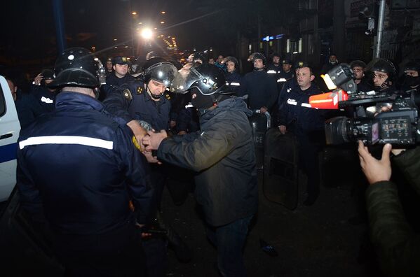 Сотрудники полиции задерживают одного из участников беспорядков в Батуми - Sputnik Латвия