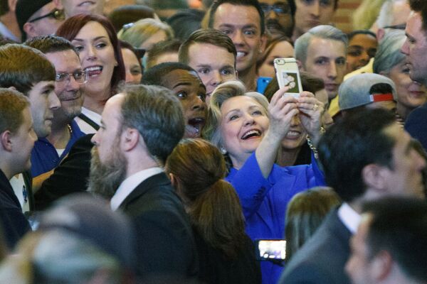 Предвыборное ралли кандидата в президенты США Хиллари Клинтон в штате Кентукки - Sputnik Латвия