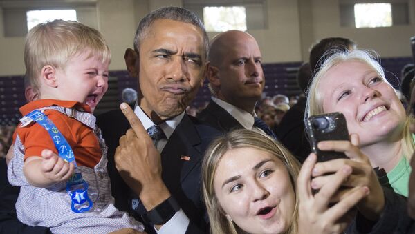 Барак Обама фотографируется со сторонниками Хиллари Клинтон - Sputnik Латвия