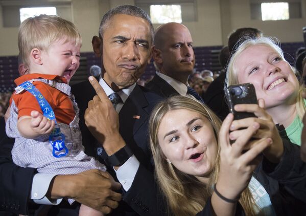 Барак Обама фотографируется со сторонниками Хиллари Клинтон - Sputnik Латвия