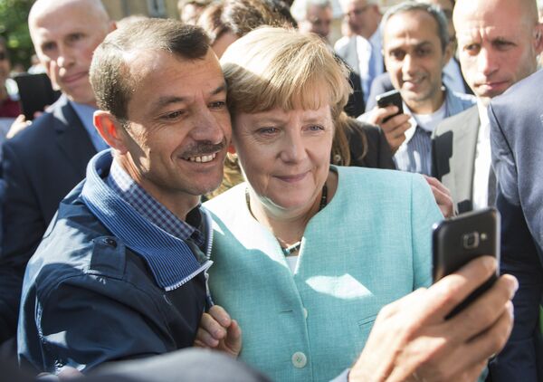 Селфи с канцлером Германии Ангелой Меркель - Sputnik Латвия