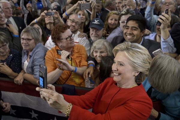 Хиллари Клинтон делает селфи со своими сторонниками - Sputnik Латвия