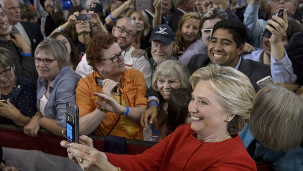 Хиллари Клинтон делает селфи со своими сторонниками  - Sputnik Latvija