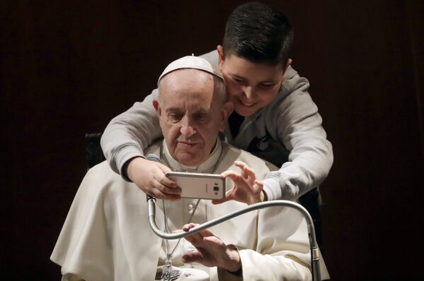 Папа Римский Франциск фотографируется с мальчиком - Sputnik Латвия