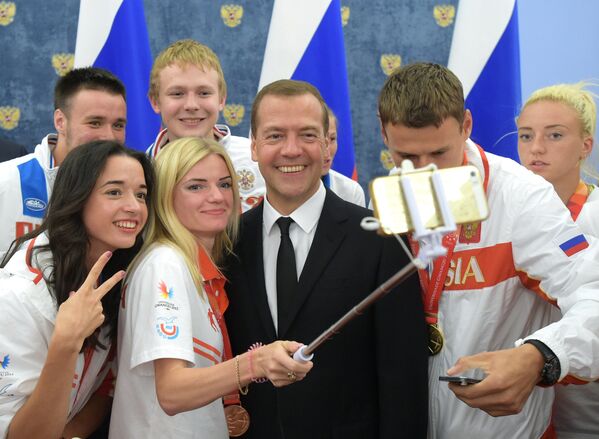 Председатель правительства России Дмитрий Медведев фотографируется с победителями и призёрами XXVIII Всемирной летней универсиады в городе Кванджу (Республика Корея) в резиденции Горки. - Sputnik Латвия