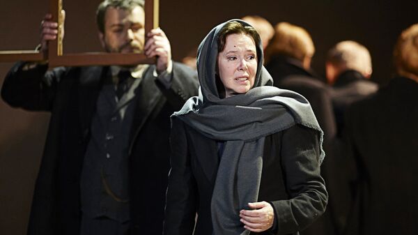 Сцена из спектакля Русский роман по пьесе Марюса Ивашкявичюса, актриса Евгения Симонова - Sputnik Латвия