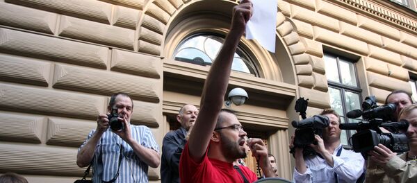 Протестующий у Сейма в Риге - Sputnik Latvija