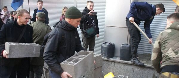 В Киеве забаррикадировали дочку Сбербанка В Киеве забаррикадировали дочку Сбербанка - Sputnik Латвия