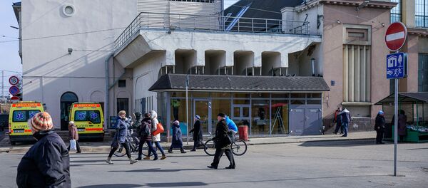 Часть железнодорожной платформы над Мясным павильоном в 2017 году - Sputnik Латвия