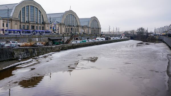 Вид на павильоны Центрального рынка от городского канала - Sputnik Latvija