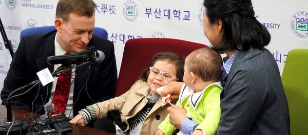 Профессор Роберт Келли со своей семьей - Sputnik Латвия